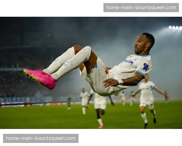 马赛主场3-1击败尼斯,奥巴梅扬打入联赛第15球。 马赛主场3-1击败尼斯,奥巴梅扬打入联赛第15球。