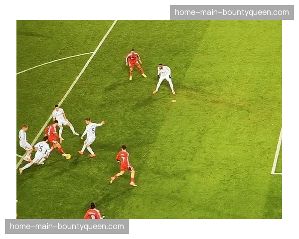 通讯：VAR介入判定进球有效，引发关于“毫米级越位”与比赛流畅性讨论