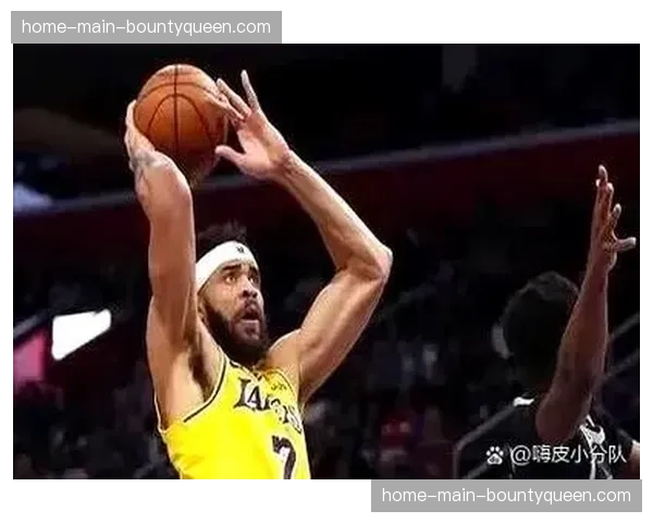 震动新秀中锋完成隔人暴扣并造成犯规，点燃主场气氛